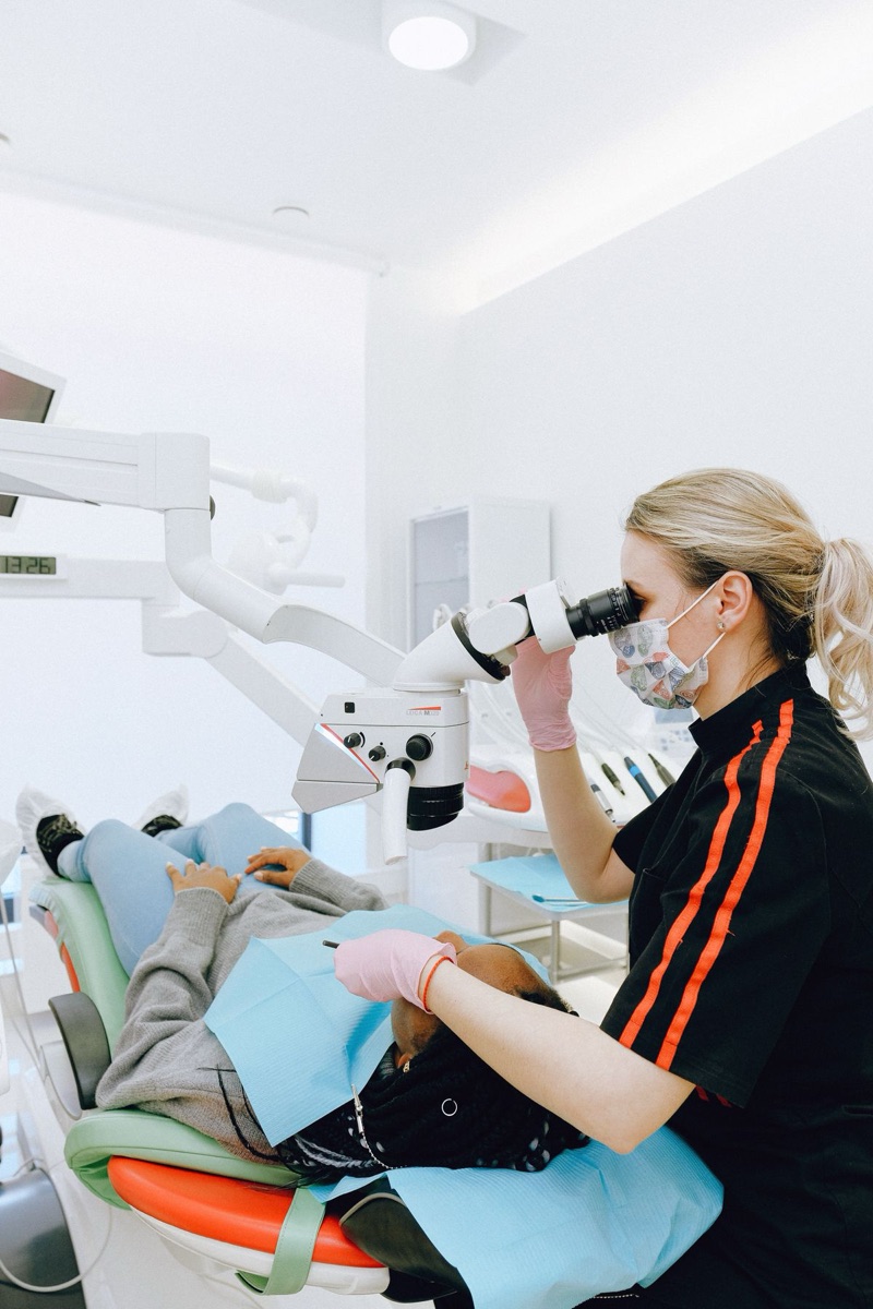 Medic folosind microscopul dentar la EbiDent