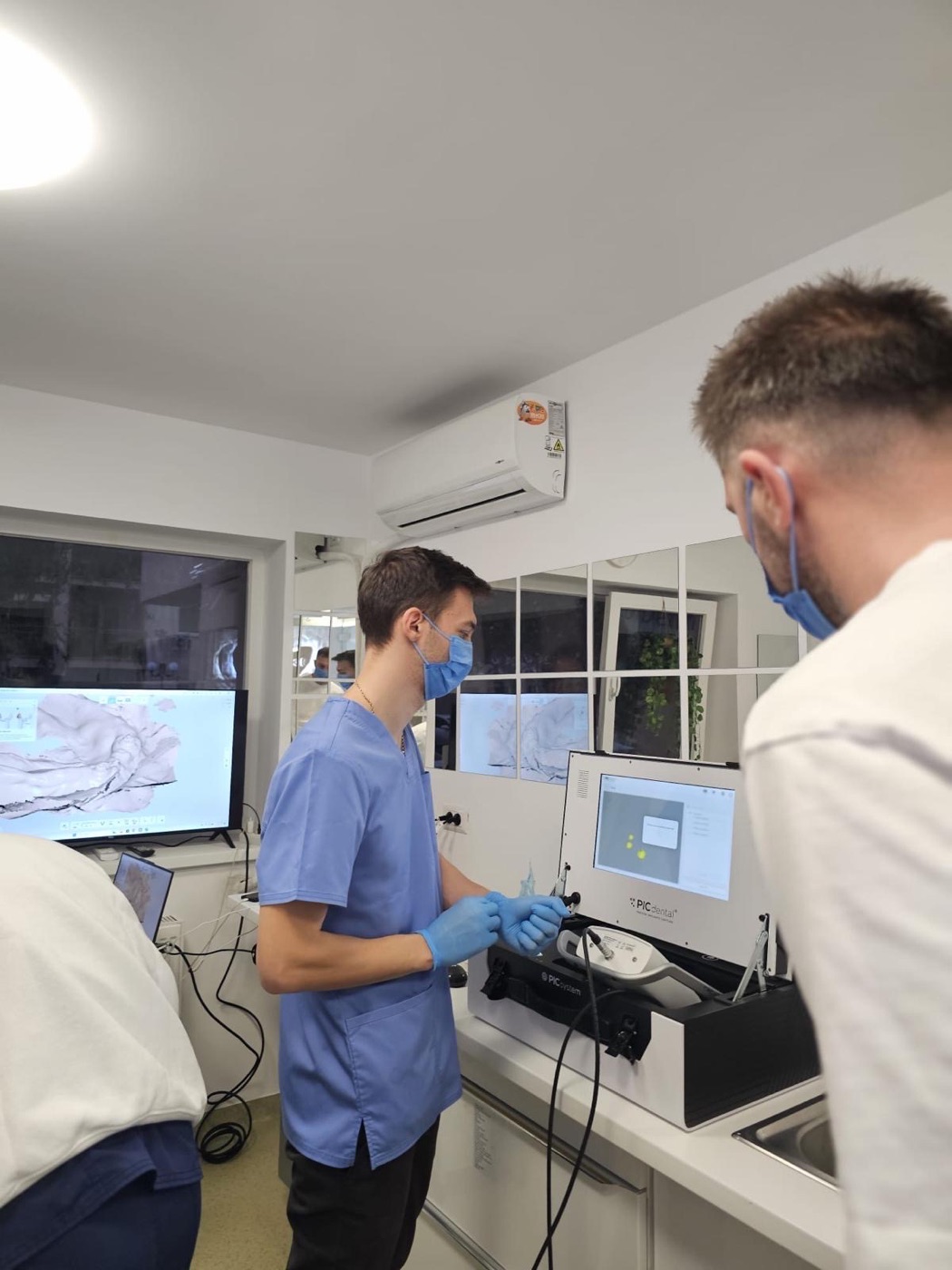Medic explicând planul de tratament la EbiDent