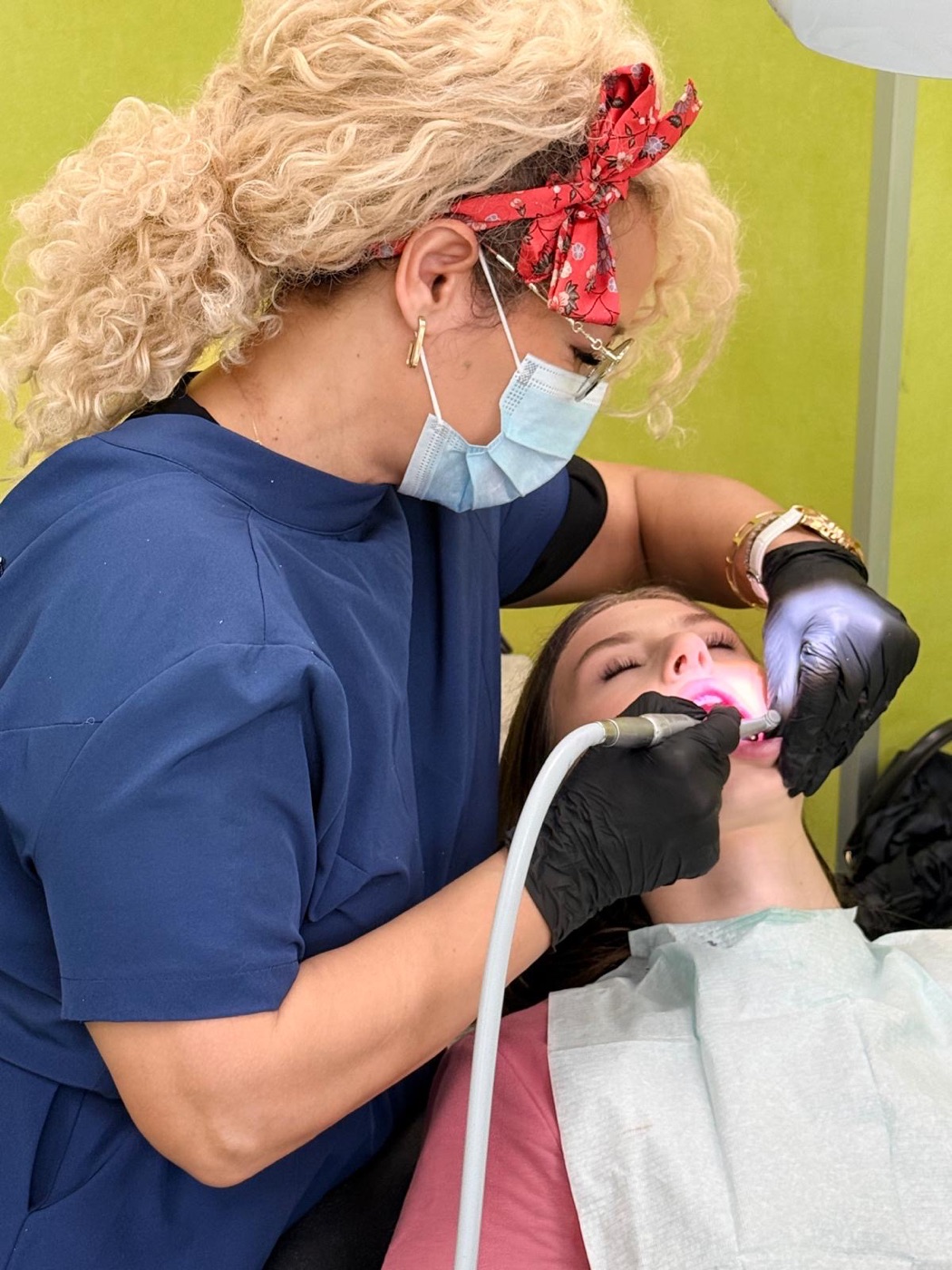 Estetică dentară — fațete și zâmbet natural la EbiDent